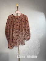 Damenbluse mit Punktemuster