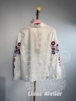 Damenbluse mit Stickereien