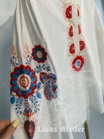 Damenbluse mit Stickereien