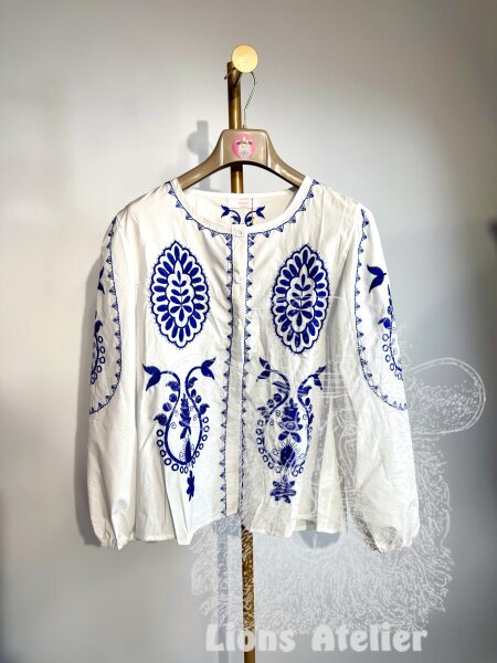 Damenbluse mit Stickereien
