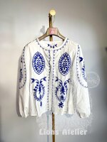 Damenbluse mit Stickereien