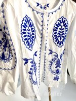 Damenbluse mit Stickereien